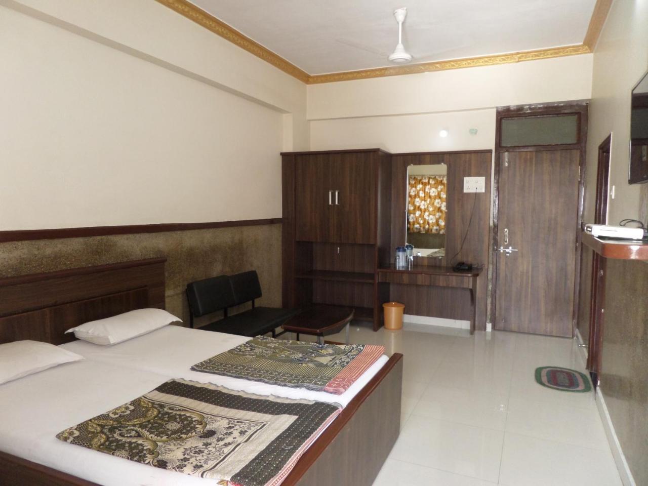 Hotel Padma Nashik Bagian luar foto